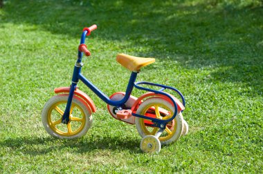 Çocuk bir bahçe için bir bisiklet