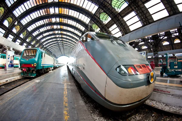 Merkez tren istasyonu platformu üzerinde bekleyen hızlı hızlı tren ile — Stok fotoğraf