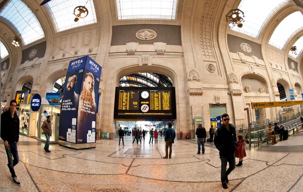 MILANO, ITÁLIA - FEVEREIRO 28: Commuters in Central railway station in Milan, Italy — Fotografia de Stock