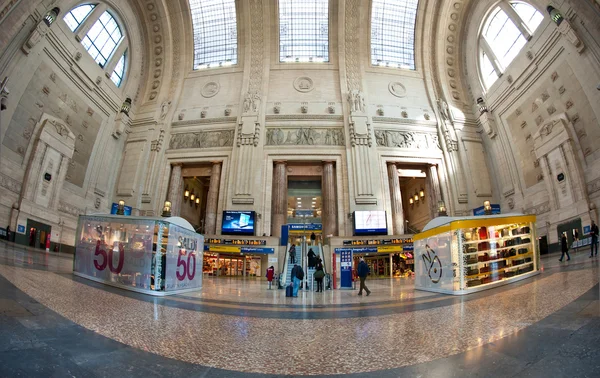 MILANO, ITALIA - 28 DE FEBRERO: Estación central de tren el 28 de febrero de 2012 —  Fotos de Stock