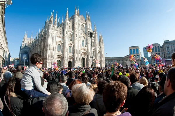 MILAN, ITALY - FEBRUARY 25: enjoying Carnival in Dome square, Milan, Italy — Stock Photo, Image