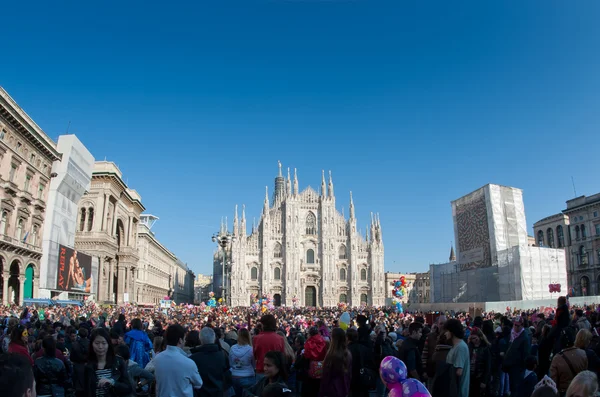 ミラノ, イタリア - 2 月 25 日： ミラノ、イタリアでのドーム広場でカーニバルを楽しむ — ストック写真