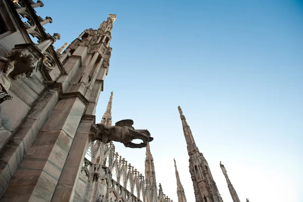 Gotiska katedralen i Milano från nedan. Italien — Stockfoto