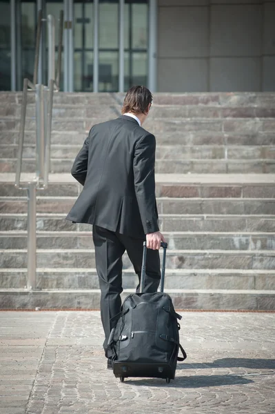 Joven hombre de negocios con maleta — Foto de Stock