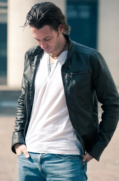Jovem homem casual retrato com jaqueta de couro ao ar livre — Fotografia de Stock