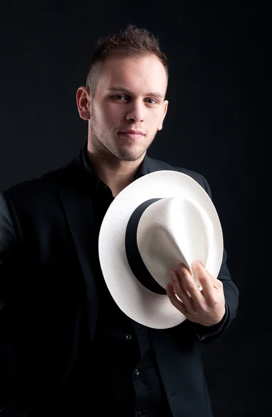 Retrato de jovem com chapéu branco sobre fundo preto — Fotografia de Stock