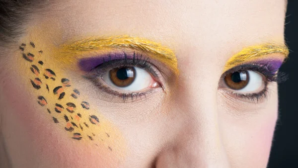 Close up portrait of beautiful girl eyes with leopard make up — Stock Photo, Image