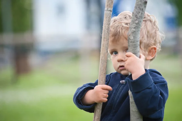 Małe dziecko grając w park portret — Zdjęcie stockowe