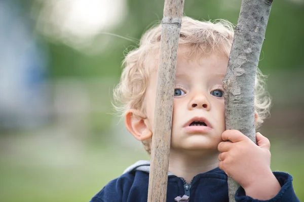 Małe dziecko grając w park portret — Zdjęcie stockowe