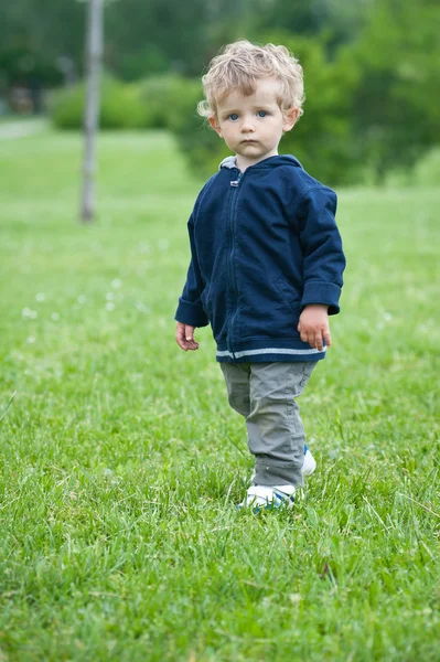 Um ano menino brincando no parque retrato — Fotografia de Stock