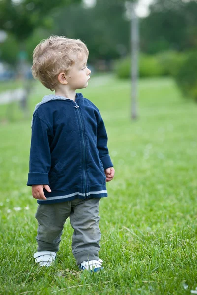 Één jaar jongen spelen in de park-portret — Stockfoto