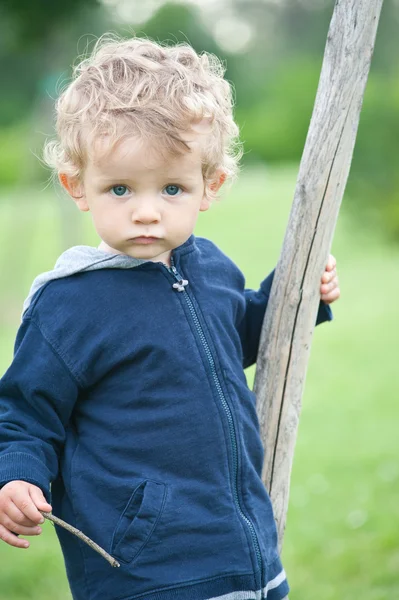 Un anno ragazzo che gioca nel ritratto del parco — Foto Stock