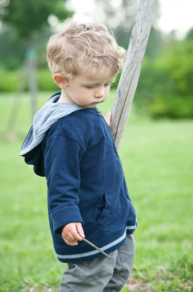 Rok chłopiec bawi się w park portret — Zdjęcie stockowe