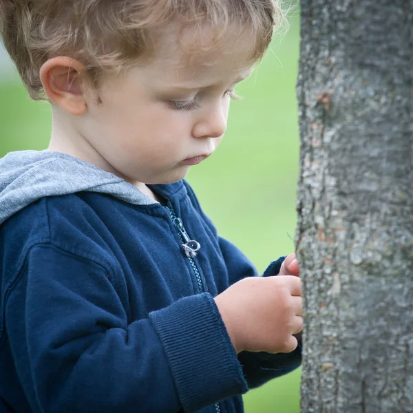 Ettårig pojke spelar i park porträtt — Stockfoto