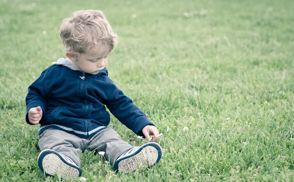 Jeden rok chlapec hraje v parku portrét — Stock fotografie