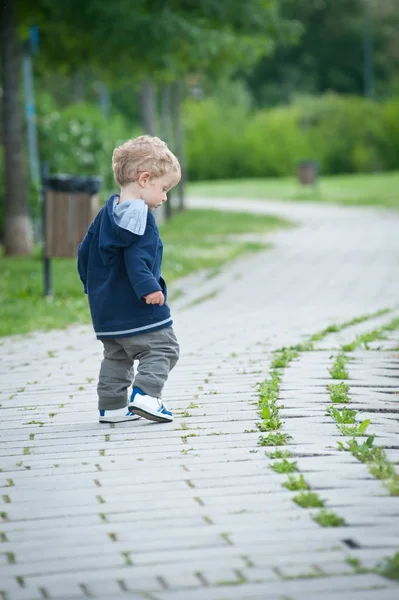 Un anno di ragazzo che cammina nel ritratto del parco — Foto Stock