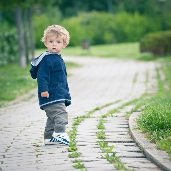 Niño de un año jugando en el retrato del parque —  Fotos de Stock