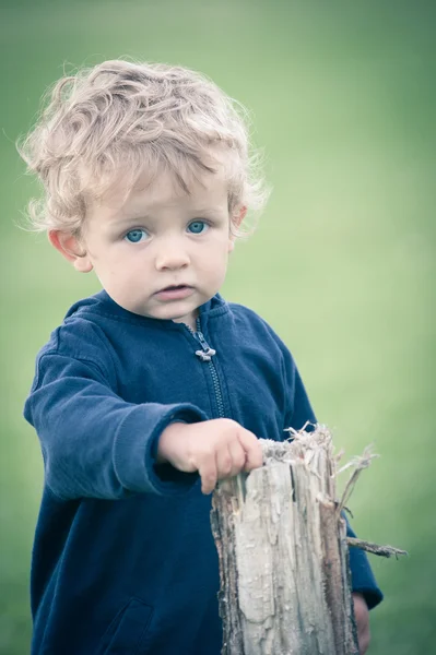 Ettårig pojke spelar i park porträtt — Stockfoto