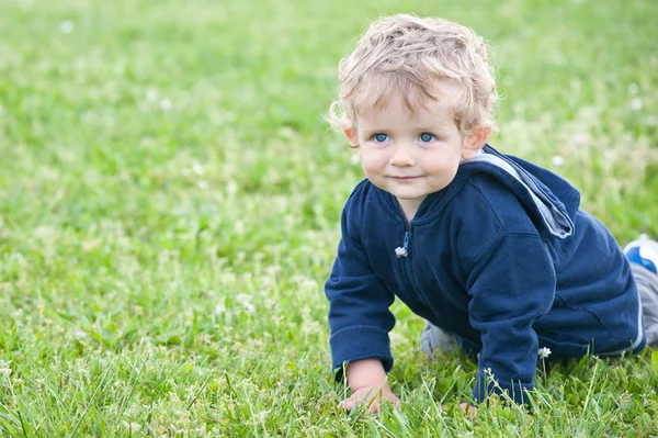 Um ano menino brincando no parque retrato — Fotografia de Stock