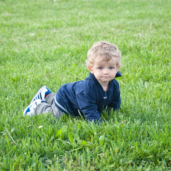 Um ano menino brincando no parque retrato — Fotografia de Stock