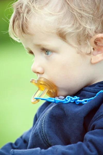 Niño de un año con retrato de chupete — Foto de Stock