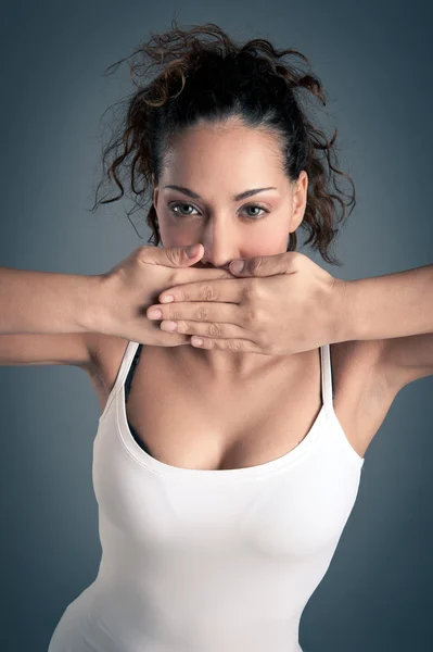 Portrait de fille brune muette bouclée avec gilet blanc sur fond sombre — Photo