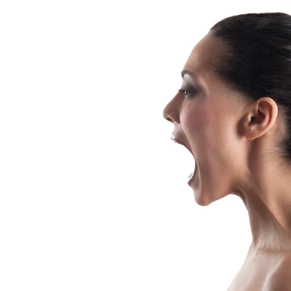 Profiel van de vrouw schreeuwen tegen witte achtergrond met kopie ruimte — Stockfoto