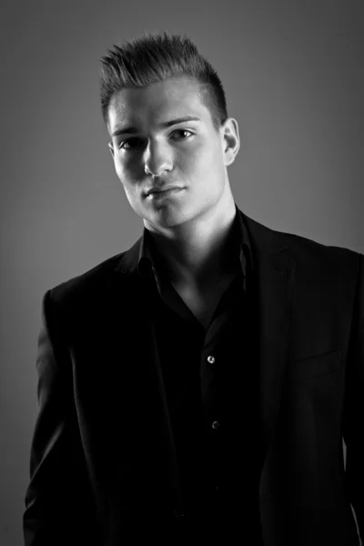 Confident man portrait against black background. Black and white — Stock Photo, Image