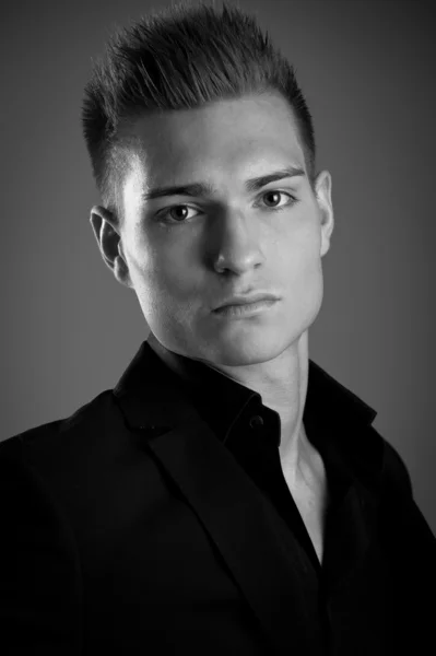 Confident man portrait against black background. Black and white — Stock Photo, Image
