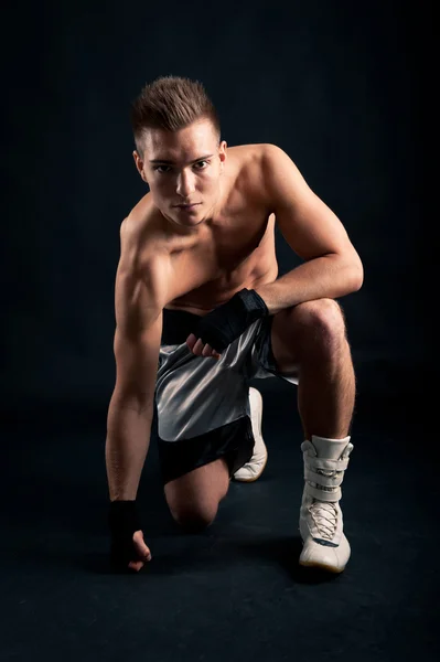 Esportista boxeador intenso retrato em estúdio contra fundo preto — Fotografia de Stock