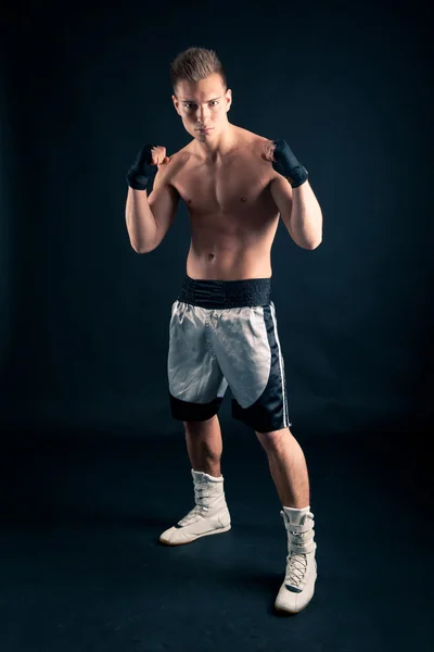 Boxeador deportivo retrato intenso en estudio sobre fondo negro —  Fotos de Stock