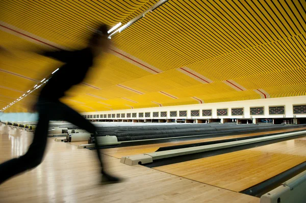 Bowlingové hráče v akci - efekt pohybu — Stock fotografie