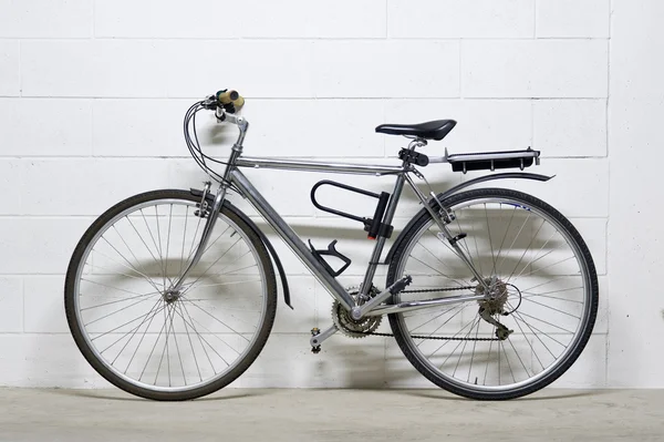 Vélo de ville sur mur blanc — Photo