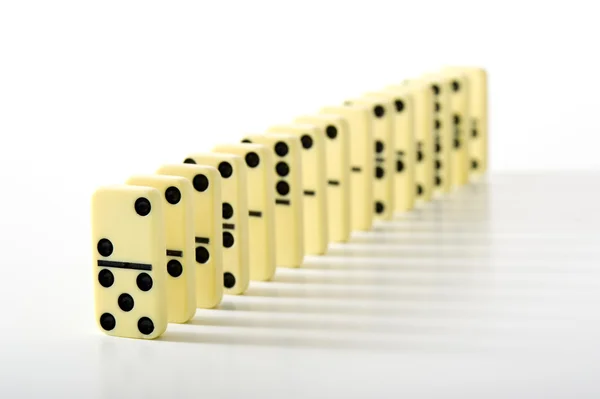 Dominos em linha sobre fundo branco — Fotografia de Stock