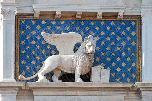 Gevleugelde leeuw, symbool van Venetië, Italië — Stockfoto