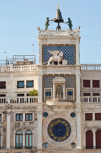Torre com relógio astronômico e estátua de leão. Veneza, Itália — Fotografia de Stock