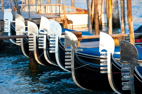 Gondol büyük kanal manzaralı. Venedik, İtalya — Stok fotoğraf