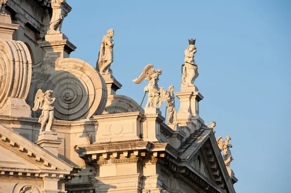 Details der Basilika Santa Maria della Salute bei Sonnenschein. Venedig, Italien — Stockfoto