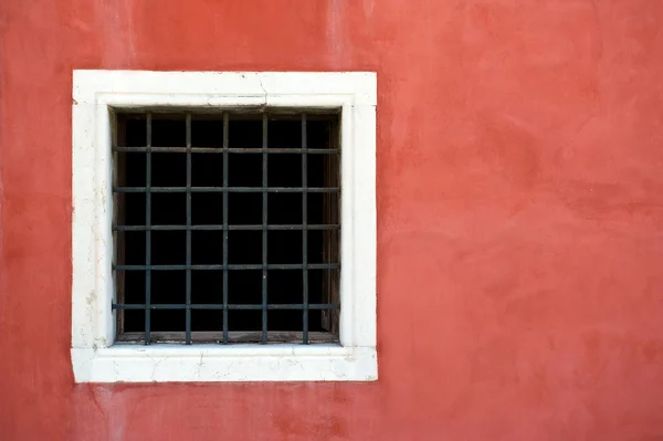 Window and red wall. Venice, Italy — Stock Photo, Image
