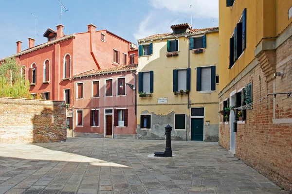 Typická ulice Benátek, Itálie — Stock fotografie