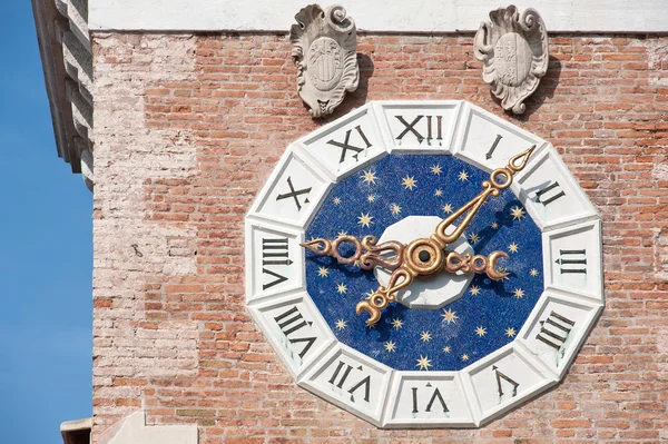 Detalj av klocktornet vid ingången till arsenalen. Venedig, Italien — Stockfoto