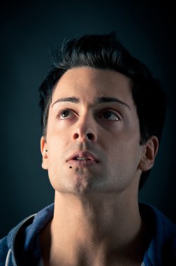 koyu arka plan üzerinde seyir yakışıklı, kendinden emin bir adam portresi