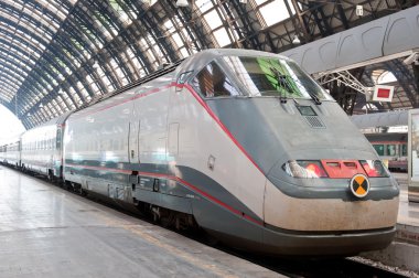 Merkez Tren İstasyonu ile hızlı hızlı tren platformu üzerinde bekleyen. Milano, İtalya