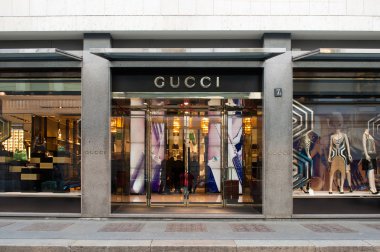 Milan - 25 Şubat: gucci dükkan pencerede monte napoleone sokak, dünyanın en önemli moda sokak. 25 Şubat 2012 Milano, İtalya