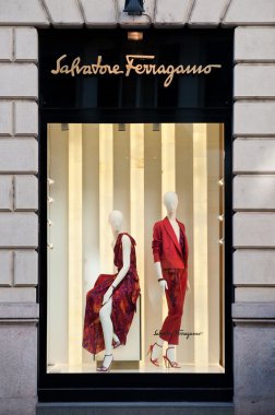 Milan - 25 Şubat: monte napoleone sokak, dünyanın en önemli moda sokak ferragamo dükkan pencerede. 25 Şubat 2012 Milano, İtalya.