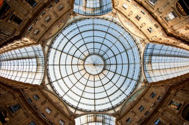 galleria vittorio emanuele II Galerisi alışveriş bir cam kubbe. Milano, İtalya