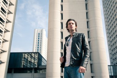 arka bina ile genç casual adam portresi