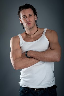 kot ve beyaz singlet koyu arka plan atletik genç adam