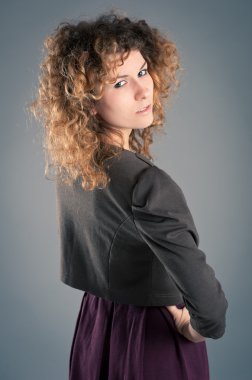 gri arka planı poz güzel kıvırcık kız portresi