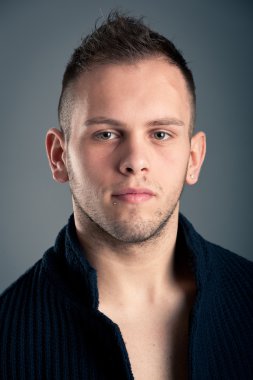 genç çocuk portre gri arka planı kapat